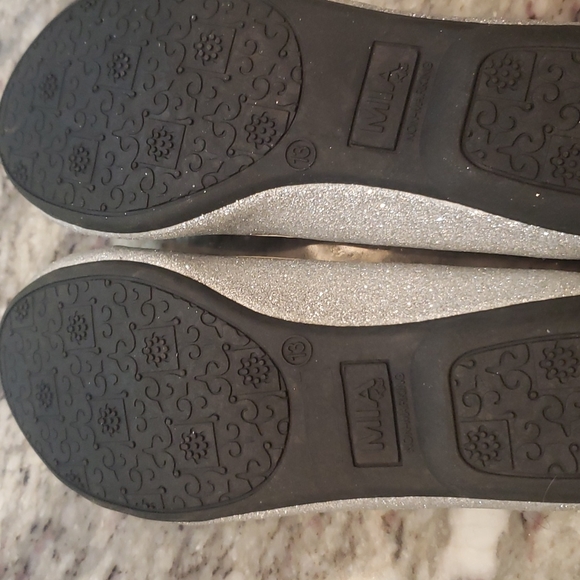 NWOT MIA Kids SILVER SPARKLE SHOE - Picture 5 of 7
